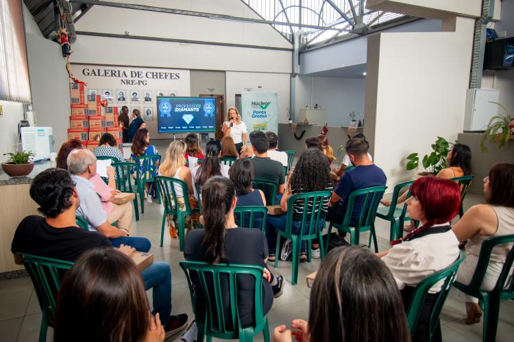 NRE de Ponta Grossa entrega Chromebooks aos Professores Diamante