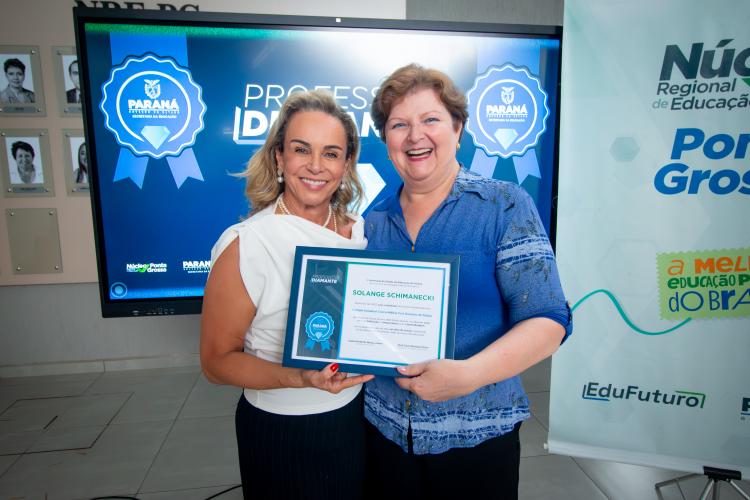 NRE de Ponta Grossa entrega Chromebooks aos Professores Diamante