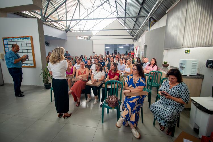 NRE de Ponta Grossa entrega Chromebooks aos Professores Diamante
