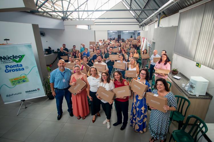 NRE de Ponta Grossa entrega Chromebooks aos Professores Diamante