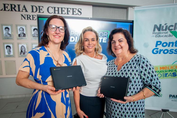 NRE de Ponta Grossa entrega Chromebooks aos Professores Diamante